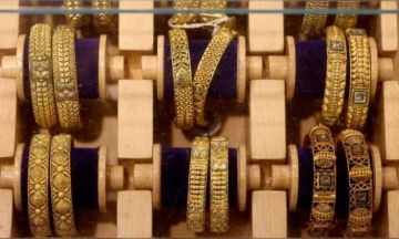 الذهب يتراجع مع ارتفاع الدولار وترقب قرار المركزي الأمريكي