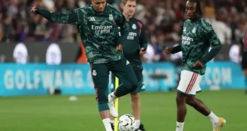 صافرات الغضب تستقبل ريال مدريد في كامب نو قبل انطلاق الكلاسيكو صافرات الغضب تستقبل ريال مدريد في كامب نو قبل انطلاق الكلاسيكو