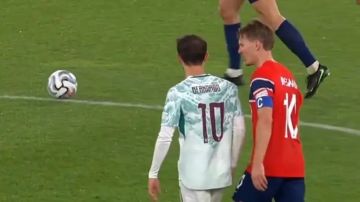 أوديغارد يوجه لفظا بذيئا إلى برناردو سيلفا بعد تدخل عنيف أوديغارد يوجه لفظا بذيئا إلى برناردو سيلفا بعد تدخل عنيف