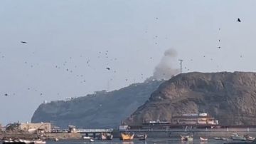 الحوثي يستهدف بالصواريخ قصر معاشيق في عدن .. ووزراء الحكومة بخير الحوثي يستهدف بالصواريخ قصر معاشيق في عدن .. ووزراء الحكومة بخير