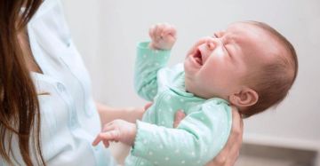9 حقائق عن حديثي الولادة قد تفاجئك.. من البكاء بلا دموع إلى كثرة العطس والنوم