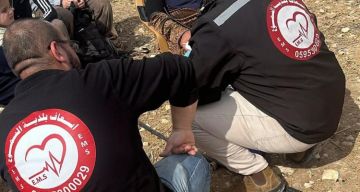 مستوطنون يعتدون على مواطنة ونجلها ويغلقون طريقًا جنوب الخليل