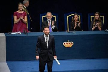 ميسي يتسلم جائزة استثنائية