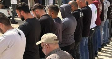 عشرات الآلاف يؤدون الجمعة في الأقصى عشرات الآلاف يؤدون الجمعة في الأقصى
