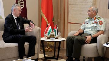 رئيس هيئة الأركان يبحث مع السفير الهنغاري التعاون المشترك رئيس هيئة الأركان يبحث مع السفير الهنغاري التعاون المشترك