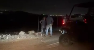 مستوطنون يهاجمون مركبات المواطنين شمال غرب رام الله