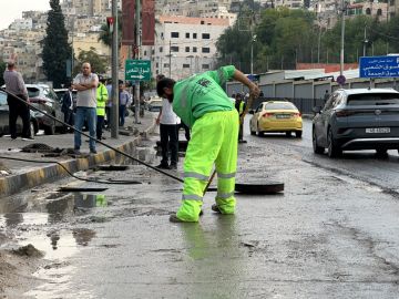 الأمانة تكثف الجهود وتتعامل ميدانيا مع تداعيات الحالة الجوية الأمانة تكثف الجهود وتتعامل ميدانيا مع تداعيات الحالة الجوية