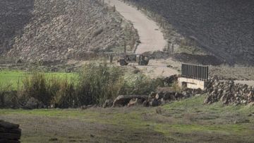 الاحتلال الإسرائيلي يستهدف بالمدفعية محيط قرية بريف القنيطرة بسوريا الاحتلال الإسرائيلي يستهدف بالمدفعية محيط قرية بريف القنيطرة بسوريا