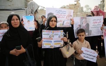 بالصور وقفة إنسانية في غزة تطالب بلم شمل العائلات وتمكين العالقين من لقاء ذويهم