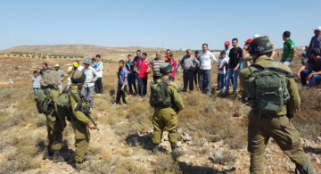 قوات الاحتلال تجبر مزارعين على مغادرة أراضيهم شرق قلقيلية