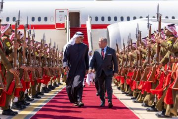 الملك يستقبل ولي عهد ابوظبي قبيل إطلاق مشروع سكة الحديد الملك يستقبل ولي عهد ابوظبي قبيل إطلاق مشروع سكة الحديد