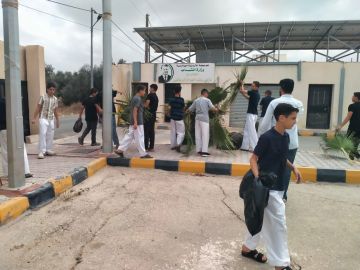 شباب وشابات الوسطية ينفذ حملة نظافة تطوعية في ساحات المركز ومحيط النادي الرياضي شباب وشابات الوسطية ينفذ حملة نظافة تطوعية في ساحات المركز ومحيط النادي الرياضي