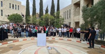 وقفة طلابية في بيرزيت تنديدا بهدم الاحتلال نصب الشهداء وقفة طلابية في بيرزيت تنديدا بهدم الاحتلال نصب الشهداء