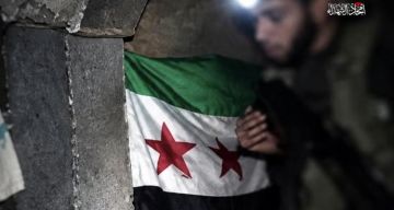 بالفيديو  علم الثورة السورية يظهر داخل أنفاق القسام في وصية الشهيد محمود شبانة