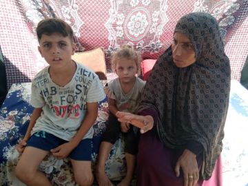 من حضن الأب إلى سؤال الغياب.. حمدي يكبر في خيمة من حضن الأب إلى سؤال الغياب.. حمدي يكبر في خيمة