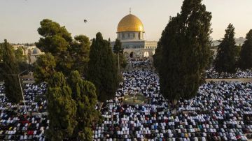 عشرات الآلاف يؤدون صلاة الجمعة في المسجد الأقصى عشرات الآلاف يؤدون صلاة الجمعة في المسجد الأقصى