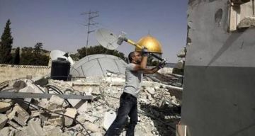 الاحتلال يجبر مقدسيا على هدم منزله الاحتلال يجبر مقدسيا على هدم منزله