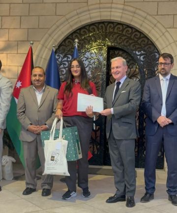 السفير الفرنسي يكرم الطالبة لمار الراميني لتفوقها في امتحان DELF بمستوى B2 السفير الفرنسي يكرم الطالبة لمار الراميني لتفوقها في امتحان DELF بمستوى B2
