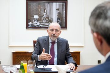 الصفدي يبحث مع نظيرته في ليبيريا آفاق زيادة التعاون بين البلدين الصفدي يبحث مع نظيرته في ليبيريا آفاق زيادة التعاون بين البلدين