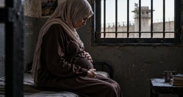 أريد أن أضع مولودي خارج السجن.. أسيرة تواجه الحمل والمرض في الدامون