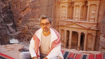 الفنان التركي إنجين آلتان دوزياتان أرطغرل يزور مدينة البترا الأثرية الفنان التركي إنجين آلتان دوزياتان أرطغرل يزور مدينة البترا الأثرية