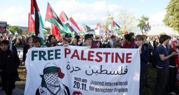 الآلاف يتظاهرون في لندن وبرلين دعما للفلسطينيين وتنديدا بجرائم إسرائيل الآلاف يتظاهرون في لندن وبرلين دعما للفلسطينيين وتنديدا بجرائم إسرائيل