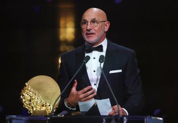 لويس دي لا فوينتي يفوز بجائزة أفضل مدرب في العالم لعام 2026 لويس دي لا فوينتي يفوز بجائزة أفضل مدرب في العالم لعام 2026