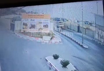 شاهد.. كاميرات المراقبة توثق لحظة الهجوم المسلح على حاجز إسرائيلي في الخليل اليوم شاهد.. كاميرات المراقبة توثق لحظة الهجوم المسلح على حاجز إسرائيلي في الخليل اليوم