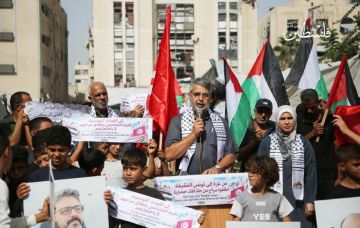 بالصور وقفة تضامنية في غزة تطالب بالإفراج عن معتقلي أسطول الصمود في تونس بالصور وقفة تضامنية في غزة تطالب بالإفراج عن معتقلي أسطول الصمود في تونس