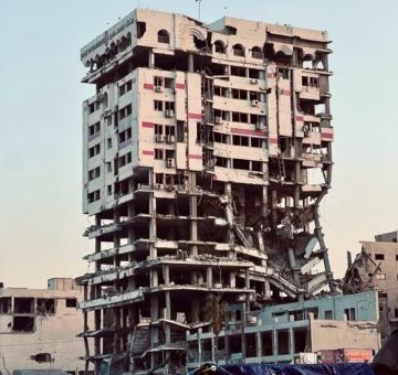 برج بنك فلسطين.. خطر يهدد المارة والنازحين وسط تأخر الإزالة برج بنك فلسطين.. خطر يهدد المارة والنازحين وسط تأخر الإزالة