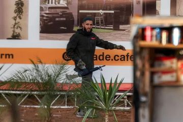 جيش الاحتلال يزعم أن مصور وكالة الأنباء الفرنسية على علم مسبق بعملية الخليل جيش الاحتلال يزعم أن مصور وكالة الأنباء الفرنسية على علم مسبق بعملية الخليل