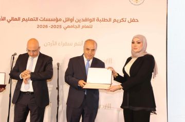 محافظة يكرم طالبة الشرق الأوسط تيجان اللهيبي محافظة يكرم طالبة الشرق الأوسط تيجان اللهيبي