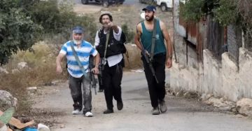 مستوطنون يشنون هجوما عنيفا على المزارعين جنوب نابلس مستوطنون يشنون هجوما عنيفا على المزارعين جنوب نابلس