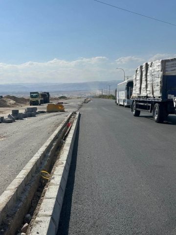 أبو السمن يوجه بتكثيف الأعمال لإنجاز مشروع توسعة طريق جسر الملك حسين أبو السمن يوجه بتكثيف الأعمال لإنجاز مشروع توسعة طريق جسر الملك حسين