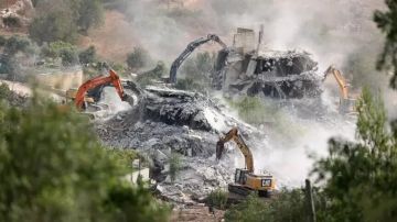 الاحتلال يجبر عائلتين مقدسيتين على هدم 3 منازل في سلوان وبيت حنينا الاحتلال يجبر عائلتين مقدسيتين على هدم 3 منازل في سلوان وبيت حنينا