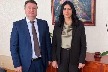 السفيرة شكعة تلتقي بالسفير رومن ألكساندروف ويبحثان آخر التطورات السياسية والميدانية السفيرة شكعة تلتقي بالسفير رومن ألكساندروف ويبحثان آخر التطورات السياسية والميدانية