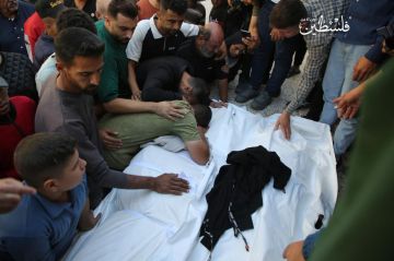 بالصور غزة تشيع طفلا وزوجين ومواطنا ارتقوا برصاص وقصف الاحتلال بالصور غزة تشيع طفلا وزوجين ومواطنا ارتقوا برصاص وقصف الاحتلال