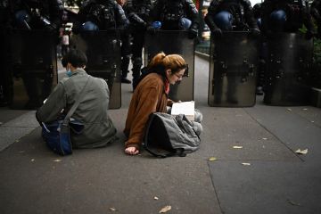 وزير العدل الفرنسي يعلن سجن 217 شخصا على خلفية أعمال العنف وزير العدل الفرنسي يعلن سجن 217 شخصا على خلفية أعمال العنف