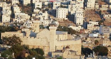 الاحتلال يغلق الحرم الإبراهيمي أمام المصلين ويطرد موظفي الأوقاف وسدنته الاحتلال يغلق الحرم الإبراهيمي أمام المصلين ويطرد موظفي الأوقاف وسدنته