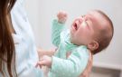 9 حقائق عن حديثي الولادة قد تفاجئك.. من البكاء بلا دموع إلى كثرة العطس والنوم
