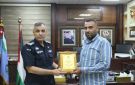 مدير شرطة إربد يكرم المواطن أحمد محمد يعقوب
