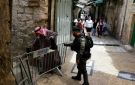 إصابة طفلين برصاص الاحتلال وحصار مشدد على القدس