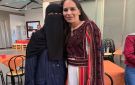 السفيرة أيو عمارة تلتقي الدكتورة آلاء النجار وتطمئن على نجلها الناجي الوحيد من مجزرة النجار