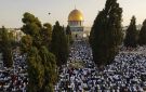 عشرات الآلاف يؤدون صلاة الجمعة في المسجد الأقصى