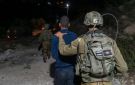 بالأسماء.. الاحتلال يعتقل 5 فلسطينيين بينهم أب ونجلاه بالضفة