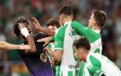 ضرب يامال بالرأس .. إيقاف لاعب بيتيس 4 مباريات - ps