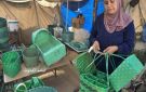 تقرير نهال حويحي.. نازحة تصنع من حبال المساعدات مصدر رزق لتعيل عائلتها