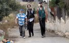 مستوطنون يشنون هجوما عنيفا على المزارعين جنوب نابلس - ps