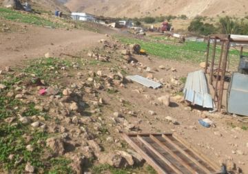 للمرة الثانية: مستعمرون يجبرون عائلة على الرحيل من قرية العوجا شمال أريحا