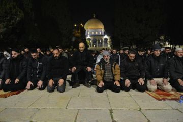 بالصور في أولى ليالي رمضان.. الآلاف يؤدون صلاتي العشاء والتراويح في المسجد الأقصى بالصور في أولى ليالي رمضان.. الآلاف يؤدون صلاتي العشاء والتراويح في المسجد الأقصى